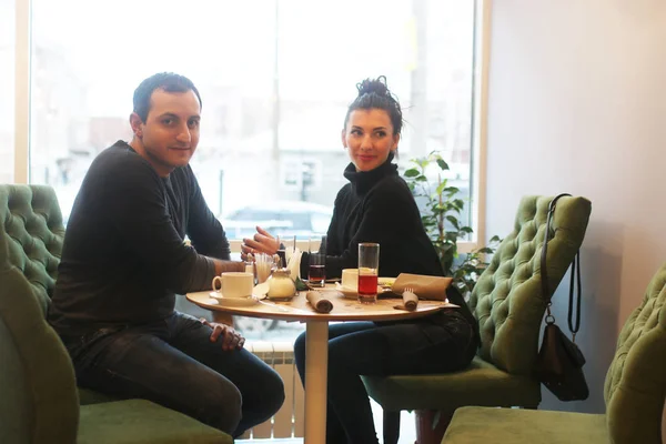 Eine junge Frau in einem Café — Stockfoto