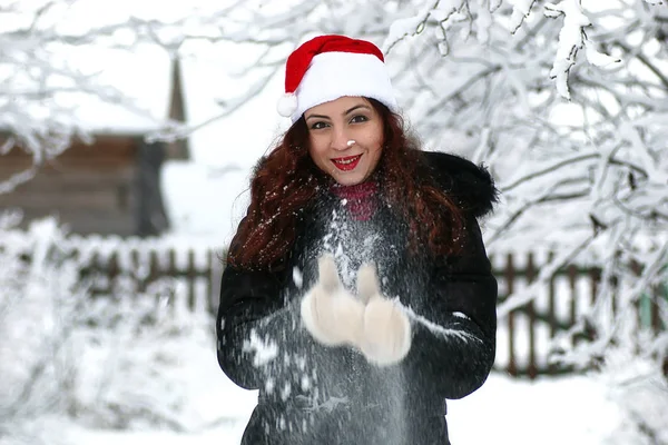 Красивая девушка в зимний снежный день — стоковое фото