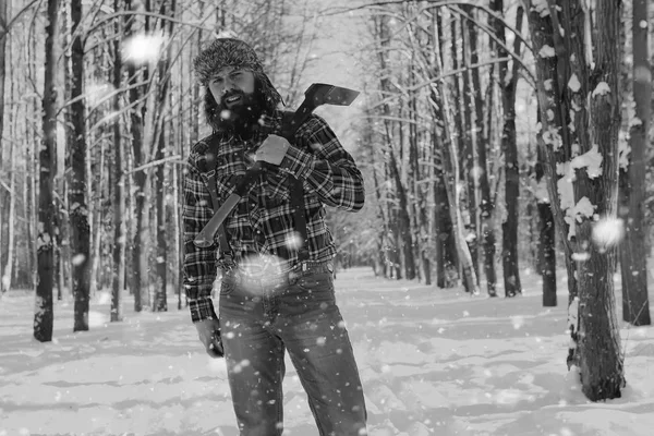 Paysage monochrome homme avec hache — Photo
