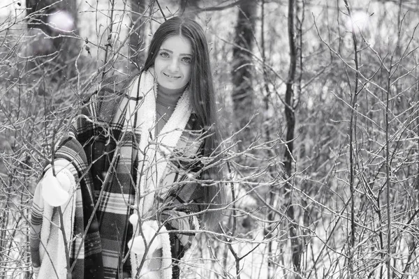 Una chica en un día nublado de invierno — Foto de Stock