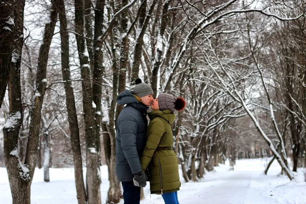 Pár heterosexuální ulice procházka zimní — Stock fotografie