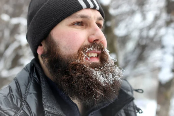 Homem barbudo chapéu inverno — Fotografia de Stock