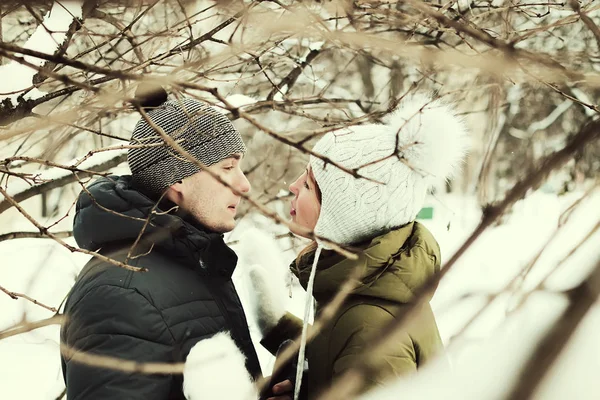 Amantes pareja en el parque en invierno — Foto de Stock