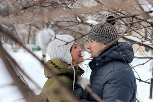 Amantes en el parque invierno — Foto de Stock