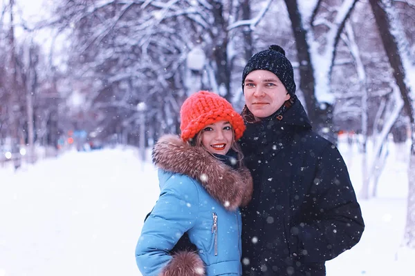 Joven pareja de amantes caminar en invierno parque — Foto de Stock