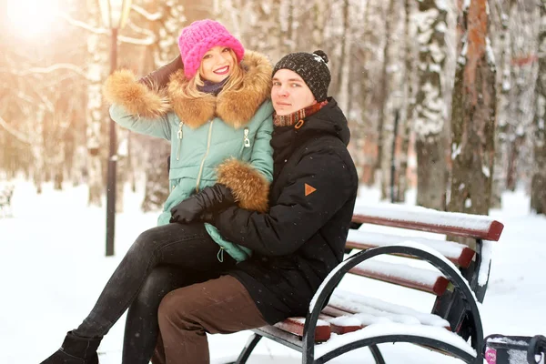 Amante heterosexuales en una fecha en el invierno — Foto de Stock