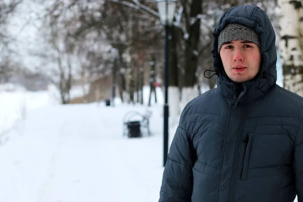 Yalnız beyaz adam kış — Stok fotoğraf