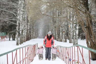 Çocuklar, kışın Parkta yürümek. Bir aile ile kış orman