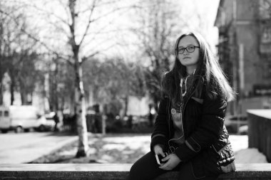 Bir genç kızın bir yolda siyah ve beyaz fotoğraf