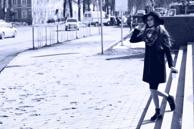 Bir genç kızın bir yolda siyah ve beyaz fotoğraf