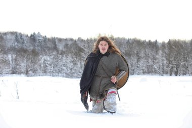 Defender'ı posta zırh genç savaşçı