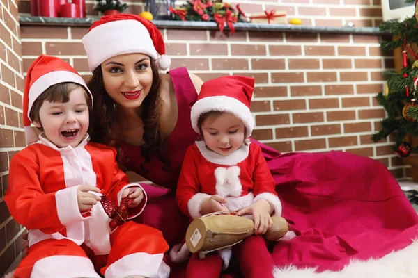 Papai Noel casal com gêmeos — Fotografia de Stock