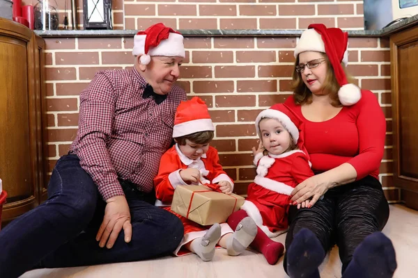 Weihnachtsmann-Paar mit Kindern — Stockfoto