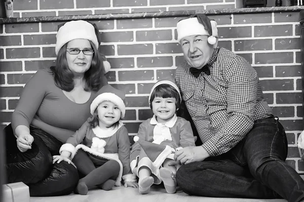 Weihnachtsmann mit Kindern — Stockfoto