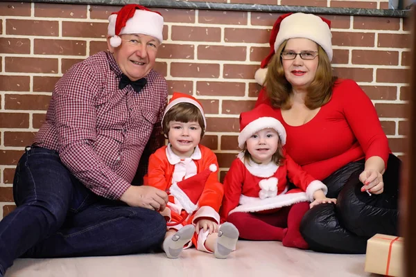 Coppia Babbo Natale con bambini — Foto Stock