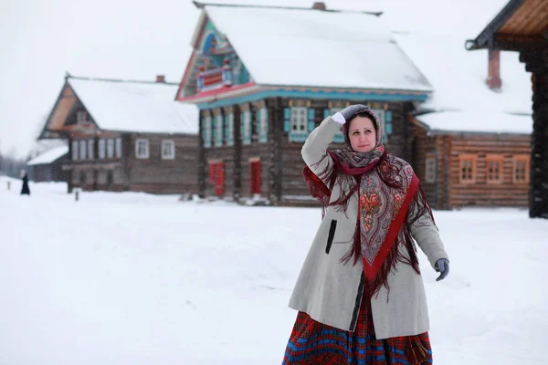 Unga flickor i traditionella kostymer av den ryska norr i wint — Stockfoto