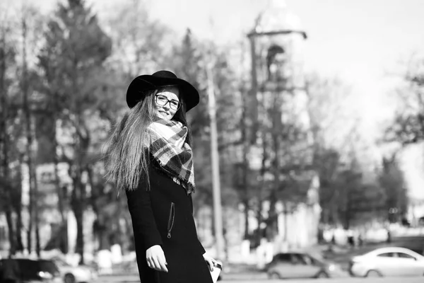 Black and white photo of a young girl on a walk — Stock Photo, Image