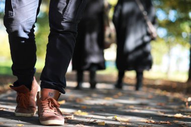 Autumn Park 'lı adam yol boyunca yürüyor.