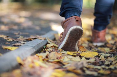 Autumn Park 'lı adam yol boyunca yürüyor.