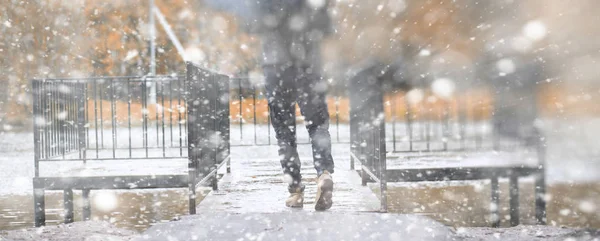 最初の雪の背景秋の公園 — ストック写真