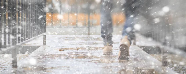 Contexte parc d'automne dans la première neige — Photo