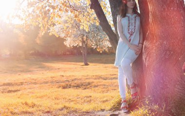 Bir parkta yürümek bir kız. Bahar Kızıl saçlı kız 