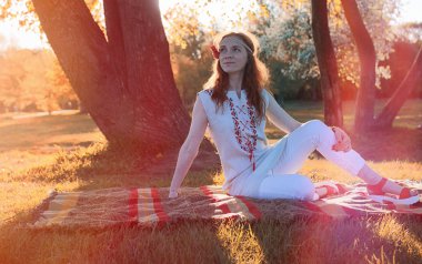 Bir parkta yürümek bir kız. Bahar Kızıl saçlı kız 