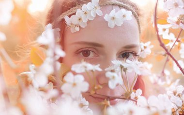 Bir parkta yürümek bir kız. Bahar Kızıl saçlı kız 