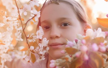 Bir parkta yürümek bir kız. Bahar Kızıl saçlı kız 