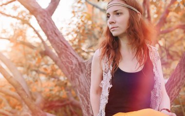 Bir parkta yürümek bir kız. Bahar Kızıl saçlı kız 