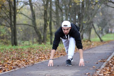 Genç adam bir sonbaharda sakal.