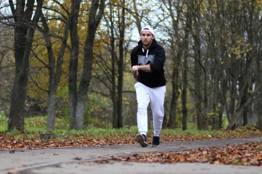 Genç adam bir sonbaharda sakal.