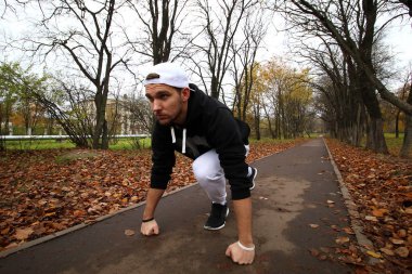 Genç adam bir sonbaharda sakal.