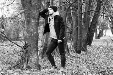 Genç sakallı adam açık