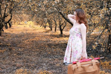 Deri çanta seyahat sonbahar parkta yürüyüş için kızla