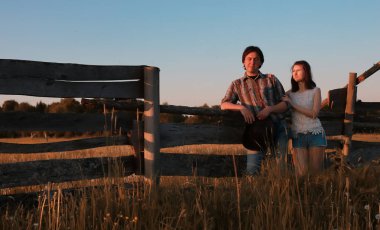 adam ve bir kız sonbaharda yürüyor