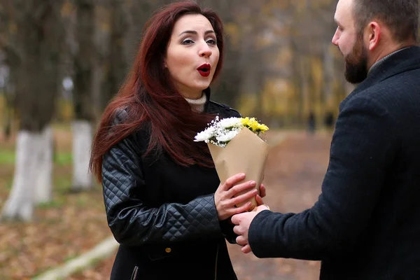 A pair of young people meets in autumn — Stock Photo, Image