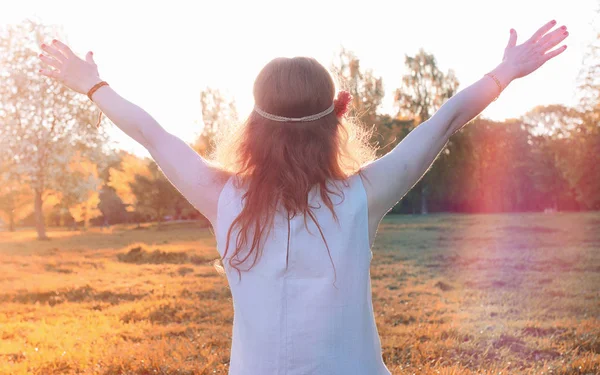 Una chica en un paseo por un parque. Joven pelirroja en la primavera — Foto de Stock