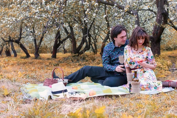 Νεαρό ζευγάρι την ημερομηνία στο πάρκο φθινόπωρο — Φωτογραφία Αρχείου