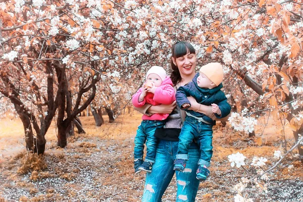 Bella ragazza nel parco autunnale — Foto Stock