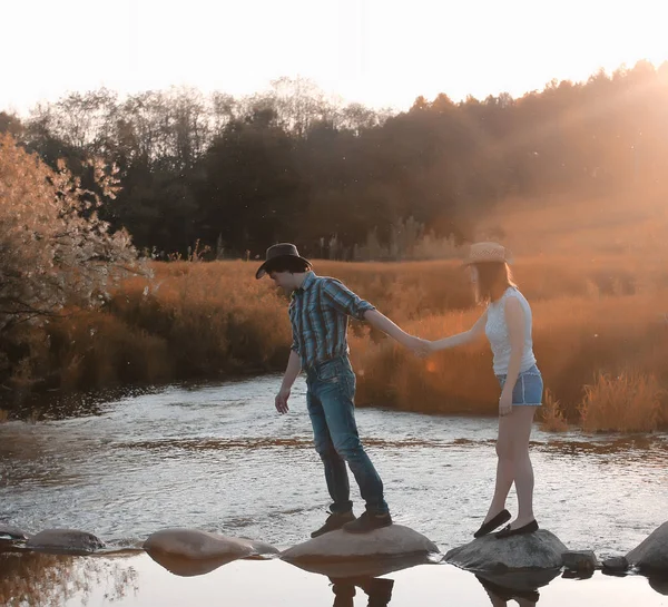 Uomo e una ragazza camminano in autunno — Foto Stock