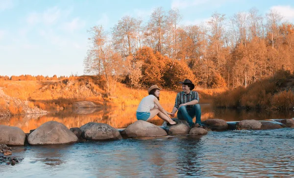 Man and a girl are walking in the autumn — Stock Photo, Image