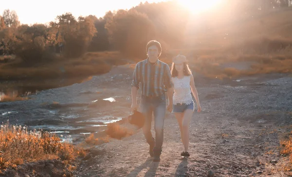 Homme et une fille marchent à l'automne — Photo