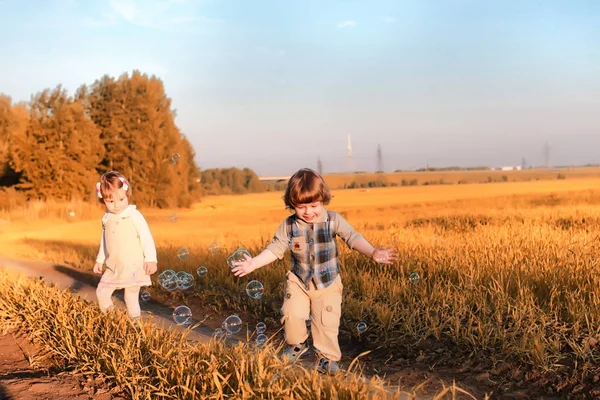 Niños al aire libre en un campo —  Fotos de Stock