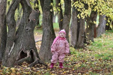 Sokaktaki çocuklar oynuyor.