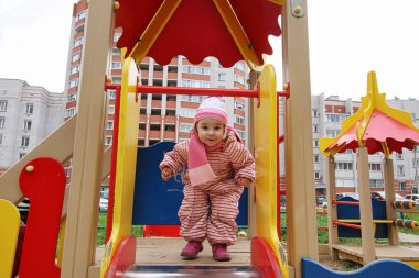 Çocuklar oyun bahçesinde oynuyorlar.