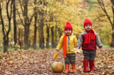 Çocuklar doğada yürüyüş mesafesindedir. Alacakaranlık çocuklar dolanıyorsun