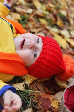 Çocuklar doğada yürüyorlar. Alacakaranlık çocukları parkta yürüyorlar. Kardeşimle sonbahar kenti yaprağını döküyoruz..