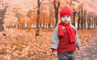 Çocuklar doğada yürüyüş mesafesindedir. Alacakaranlık çocuklar dolanıyorsun