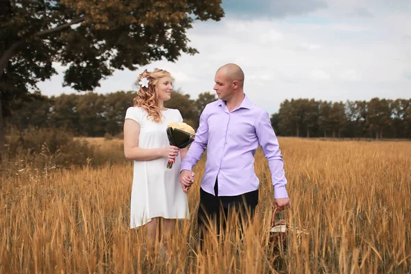 Juste mariés amoureux marchant dans un champ le jour d'automne — Photo